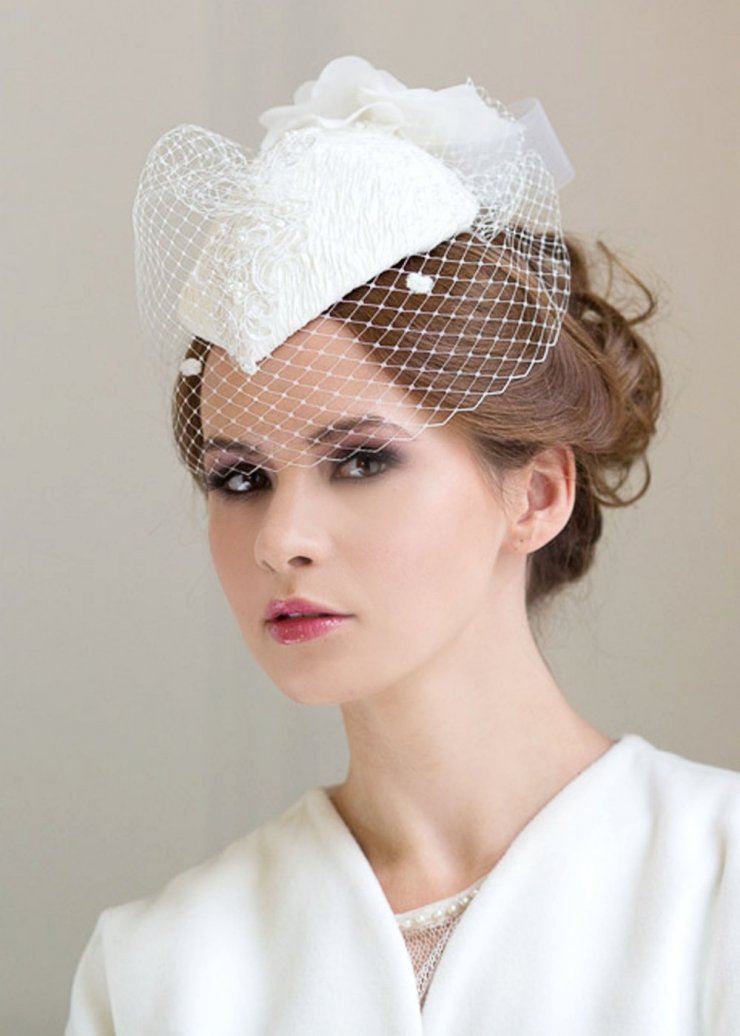 http://www.fashion-piart.ru/catalog/Vualetki_aksessuary_dlya_volos_svadebnye/