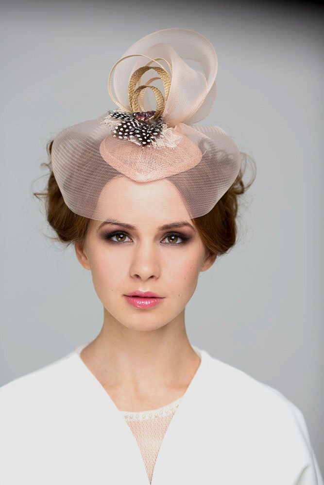 http://www.fashion-piart.ru/catalog/Vualetki_aksessuary_dlya_volos_svadebnye/