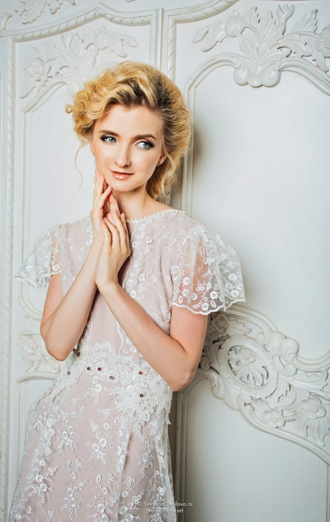 Дизайнер платья Диана Павловская.Белое кружевное платье из гипюра на подкладке бежевого цвета и небольшим рукавчиком, с кружевным воротничком . Тел. 8-966-010-2008 Диана, или задать вопрос Whatsapp 8-966-010-2008.сайт www.fashion-piart.ru