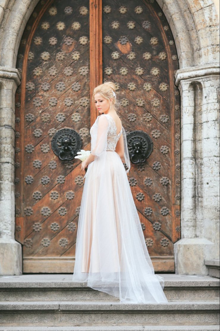 Воздушное и эффектное платье кремового цвета "Душа агата" украшено изысканной вышивкой, рукавами-крылышками и шлейфом.