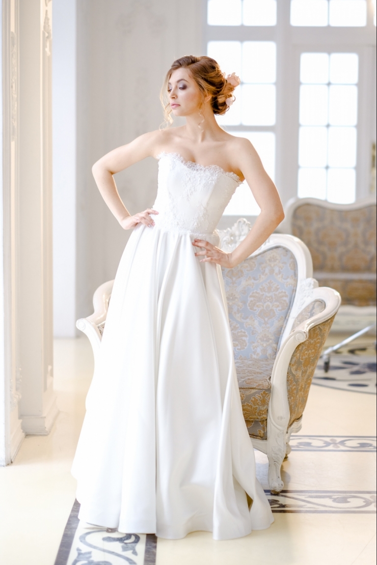 Нежное свадебное платье "Аврора", которое создаст невесомый и очаровательный образ невесты. Болеро является съемным.
