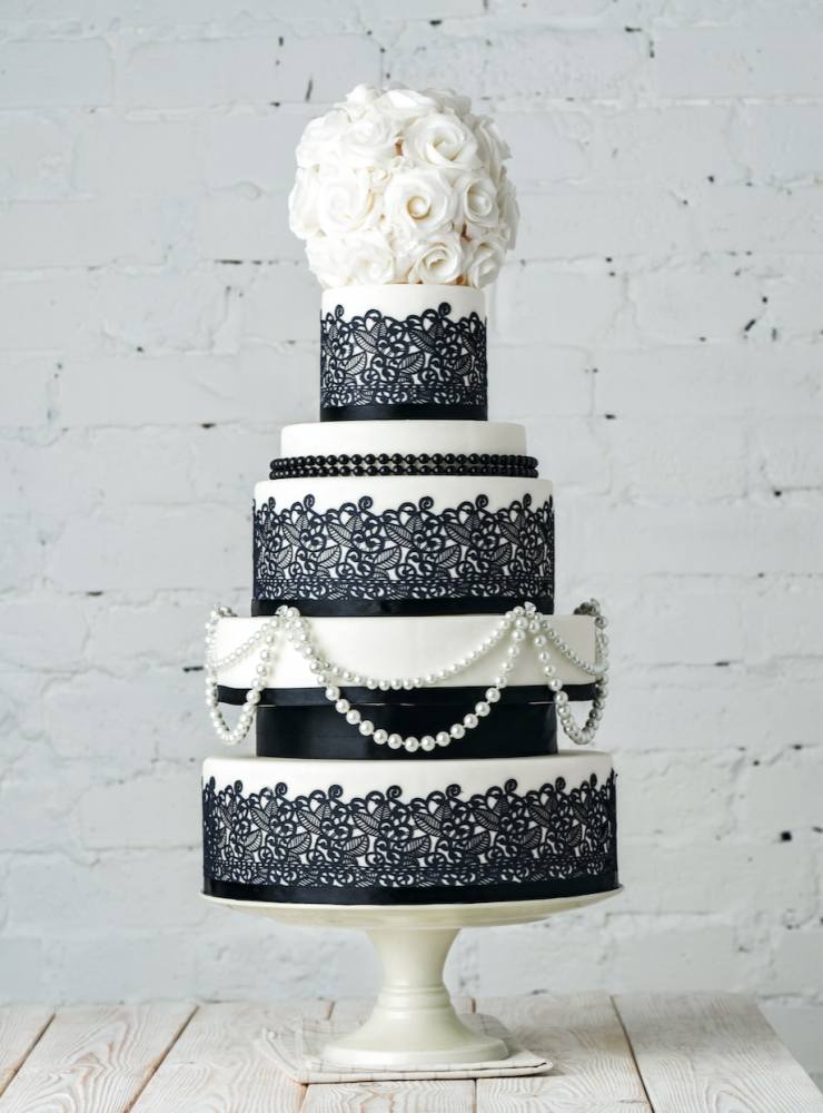 Очень стильный свадебный чёрно-белый торт с жемчужными бусами и сахарным кружевом , с шапочкой из нежных белых роз.