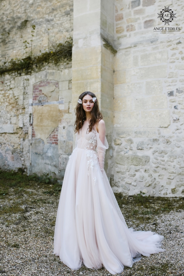 Antonia
http://svadbaveka.com/dress/a-siluet/antonia