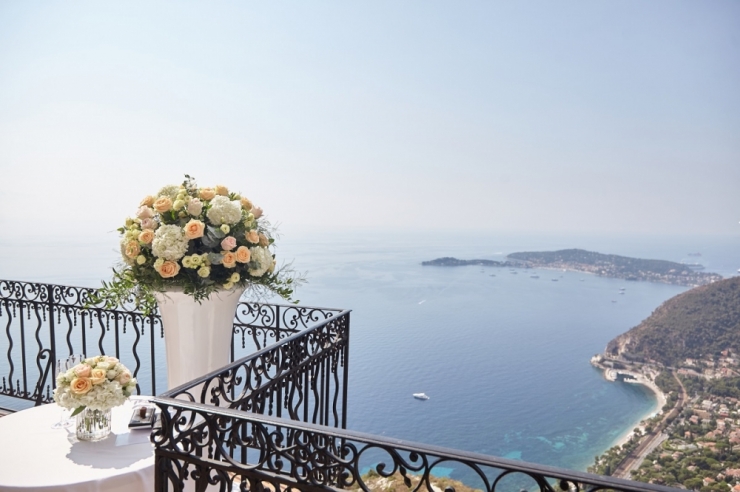 Старинный замок на вершине горы над Монако - великолепное романтическое место для проведения свадьбы