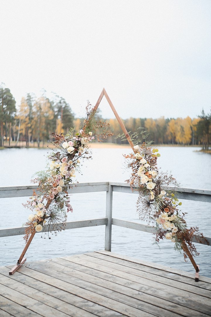 Флористика и декор S.A.M.flowers. 
Фотограф Мария Апрельская 
Видеограф Олег Карпов 
Макияж и причёска Ольга Андреева 
Стилист, шоппер Катерина Фишер
