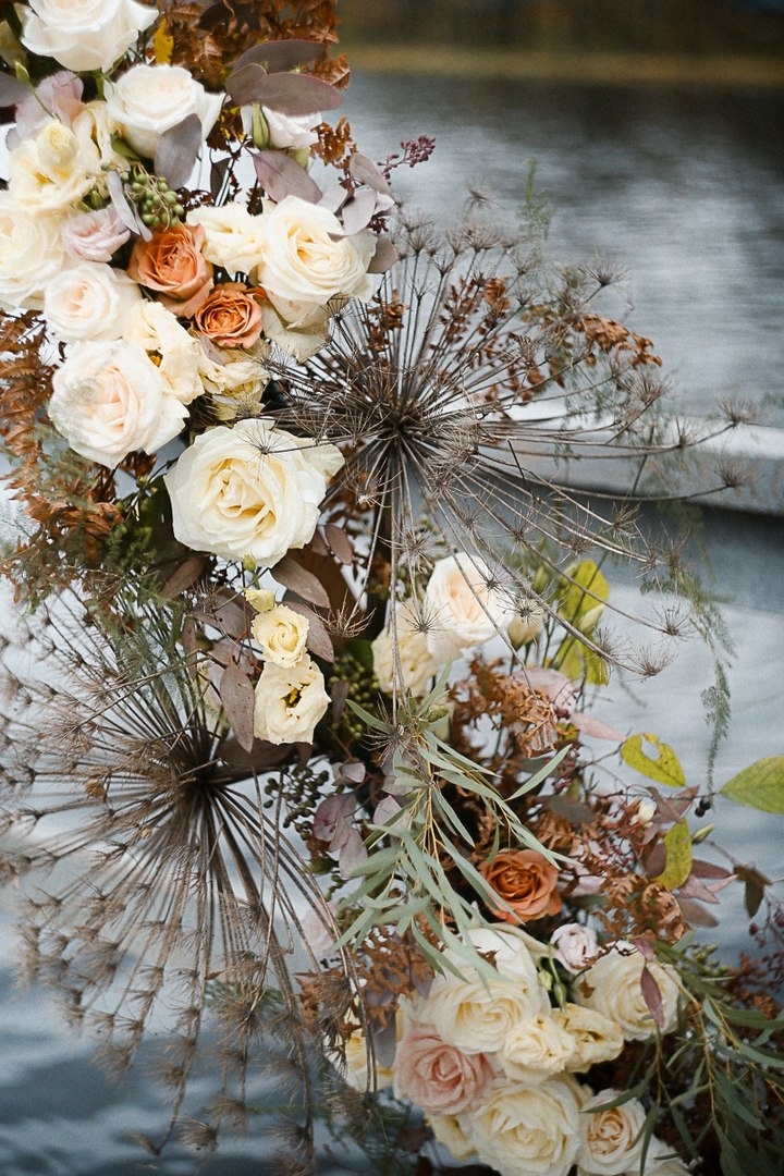 Флористика и декор S.A.M.flowers. 
Фотограф Мария Апрельская 
Видеограф Олег Карпов 
Макияж и причёска Ольга Андреева 
Стилист, шоппер Катерина Фишер
