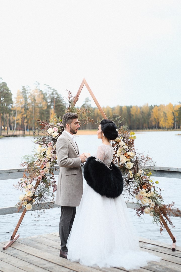 Флористика и декор S.A.M.flowers. 
Фотограф Мария Апрельская 
Видеограф Олег Карпов 
Макияж и причёска Ольга Андреева 
Стилист, шоппер Катерина Фишер