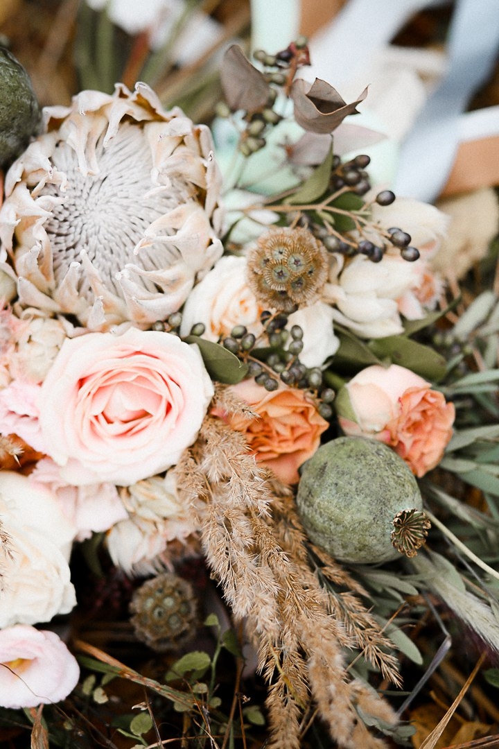 Флористика и декор S.A.M.flowers. 
Фотограф Мария Апрельская 
Видеограф Олег Карпов 
Макияж и причёска Ольга Андреева 
Стилист, шоппер Катерина Фишер