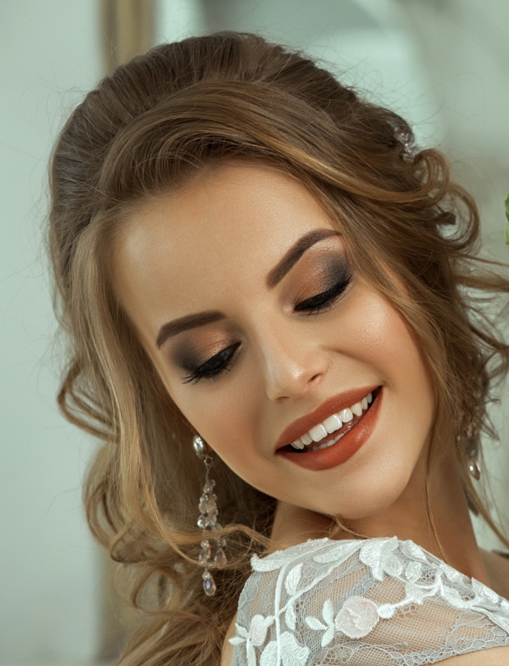 Свадебный макияж 2023-2024 под цвет глаз: модные тренды и идеи для невесты