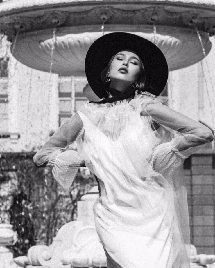 Свадебное платье Jasmine
Платье, состоящее из нижнего шелкового платья с открытой спиной и верхнего фатинового с объемным воротом