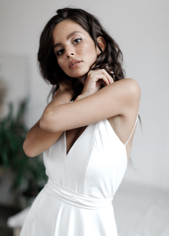 Свадебное платье Isabella из плотного атласа с рельефным лифом и открытой спиной до талии, на юбке разрез для ножки