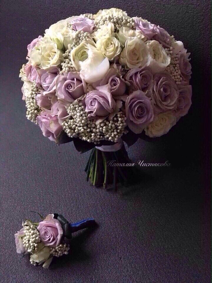 Сиреневый букет невесты из ранункулюса и озотамнуса