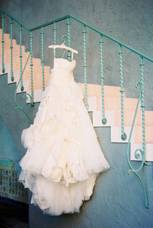 Свадебное платье на вешалке