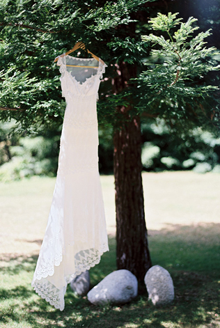 Свадебное платье на природе