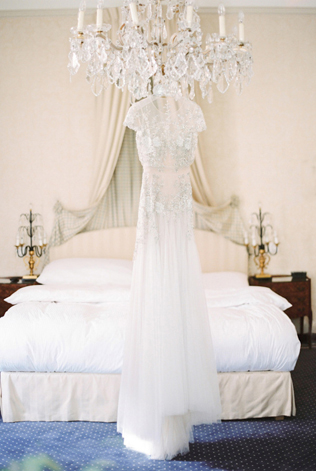 Свадебное платье на вешалке