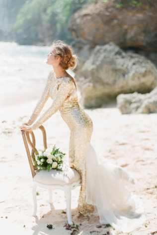 Свадебное платье во время прогулки