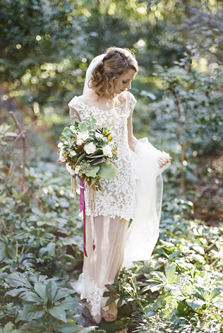 Свадебное платье во время прогулки