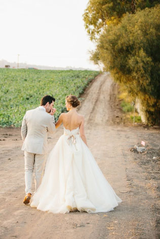 Свадебное платье во время прогулки