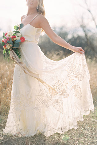 Свадебное платье во время прогулки