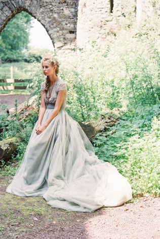 Свадебное платье во время прогулки