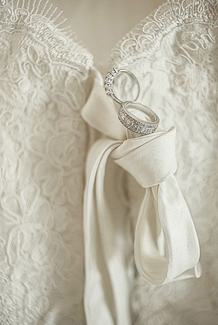 Свадебное платье с обручальным кольцом