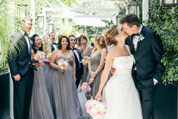 молодожены и гости