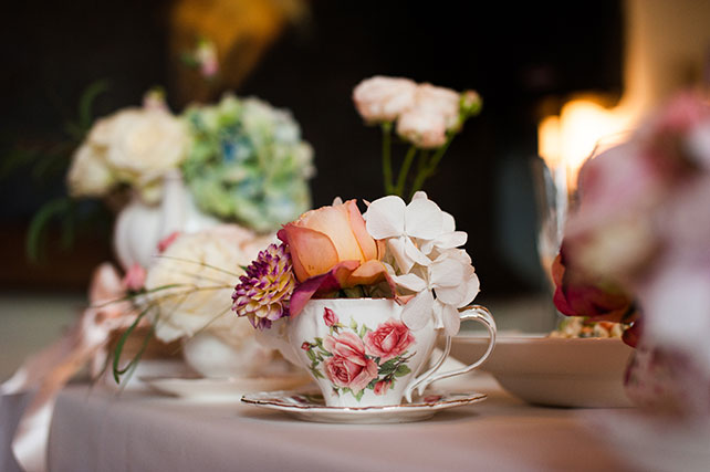Свадьба в английском стиле, декор стола живыми цветами в чашках