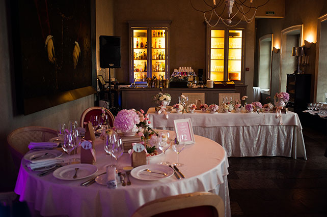 Свадьба в английском стиле, декор столов живыми цветами