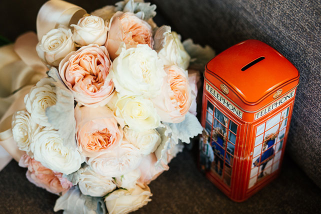 Свадьба в английском стиле, букет невесты и телефонная будка в миниатюре