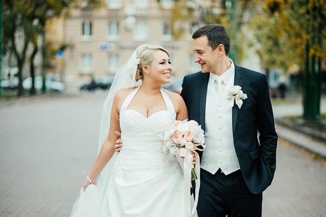 Свадьба в английском стиле, жених с невестой на прогулке