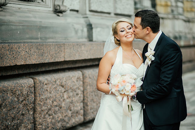 Свадьба в английском стиле, жених с невестой на прогулке