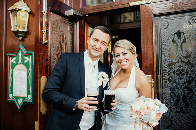 Свадьба в английском стиле, жених и невеста пьют пиво