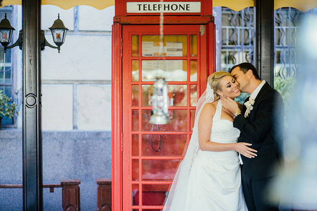 Свадьба в английском стиле, фото жениха и невесты около телефонной будки