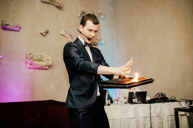 Свадьба в английском стиле, фокусник на свадьбе