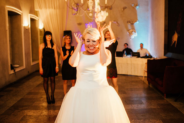 Свадьба в английском стиле, невеста бросает букет