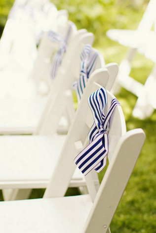 Бантик на стуле на свадьбе