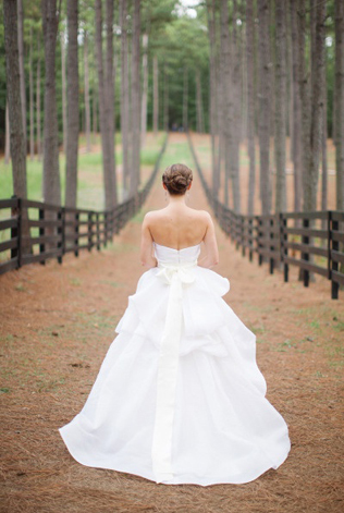 Свадебное платье с бантом