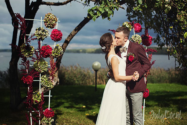 Антон и Татьяна, богемная свадьба бордового цвета