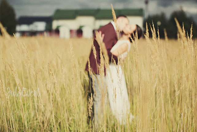 Антон и Татьяна, богемная свадьба, жених и невеста в поле