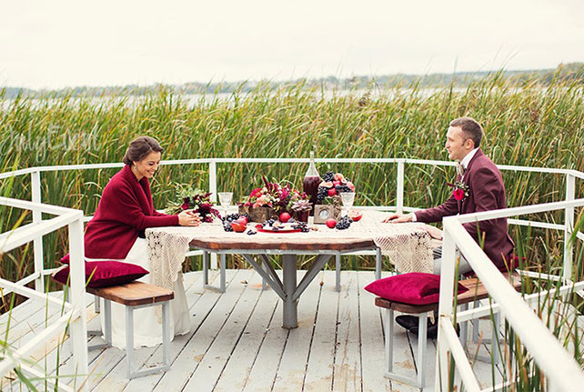 Антон и Татьяна, жених и невеста сидят за столом