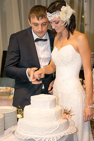 свадьба в стиле Великого Гэтсби, молодожены режут торт