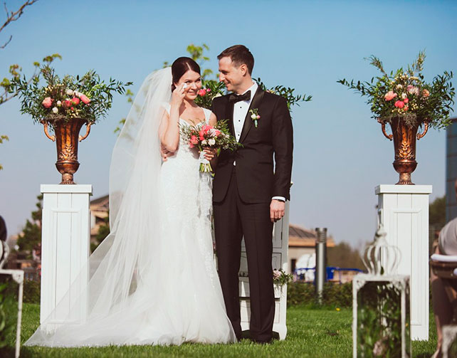 свадьба в стиле винтажная классика, жених и невеста на церемонии