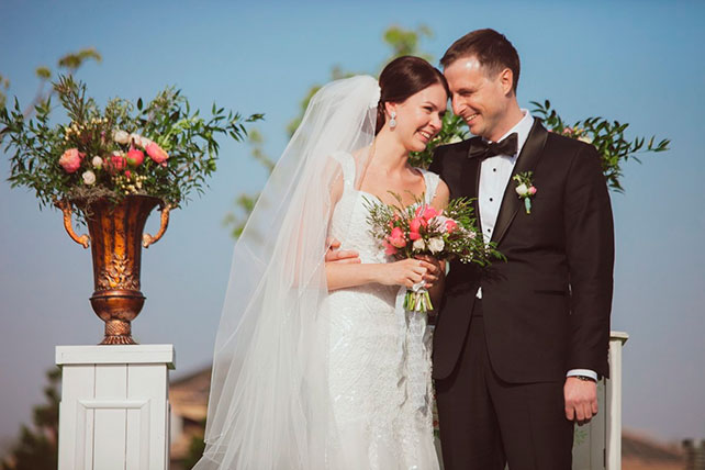 свадьба в стиле винтажная классика, жених и невеста на церемонии