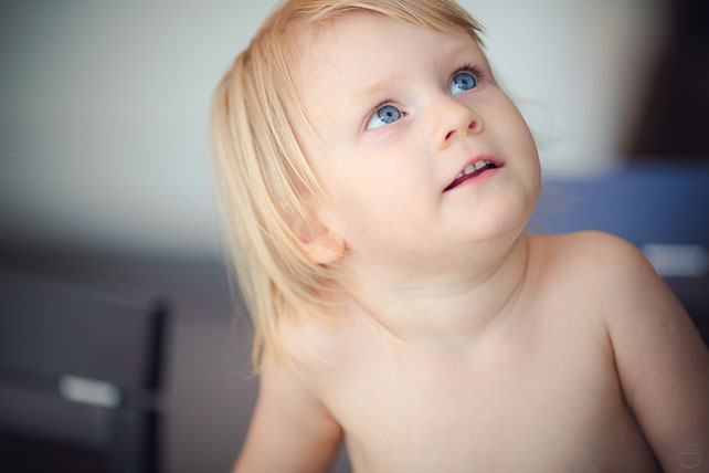 Алиса в Стране Чудес, тематическая свадьба Ани и Андрея, дочка невесты смотрит на платье