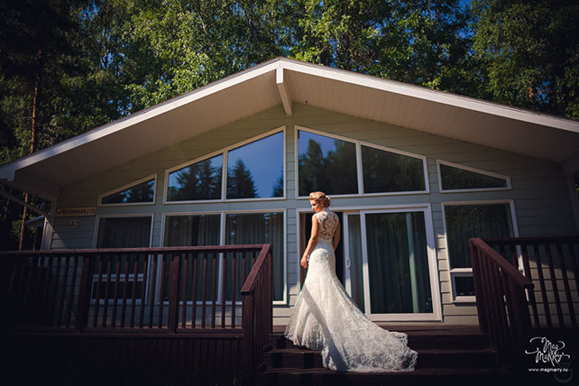 Алиса в Стране Чудес, тематическая свадьба Ани и Андрея, невеста на крыльца дома