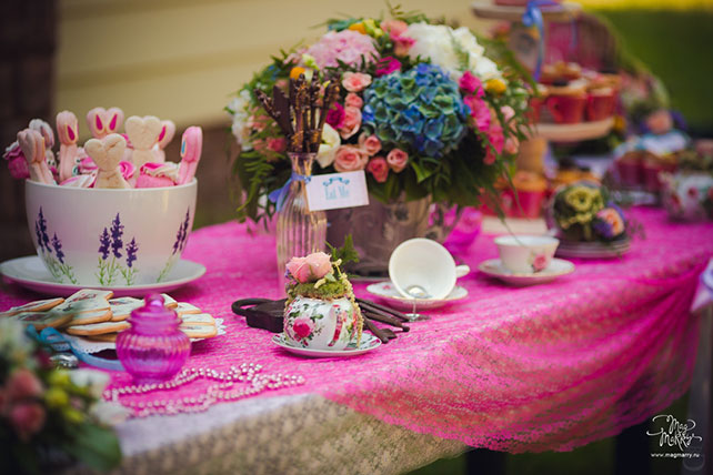 Алиса в Стране Чудес, тематическая свадьба Ани и Андрея, детали декора, чашки в декоре