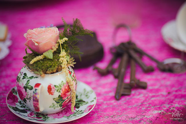 Алиса в Стране Чудес, тематическая свадьба Ани и Андрея, детали декора, цветы в чашках