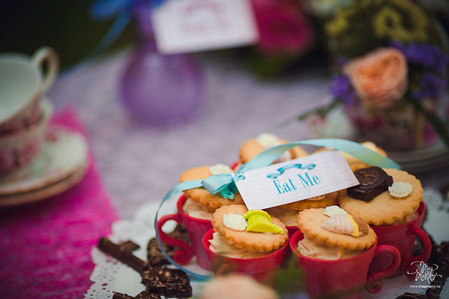 Алиса в Стране Чудес, тематическая свадьба Ани и Андрея, маникюр невесты, сладости на сладком столе