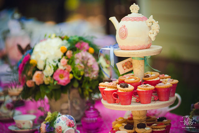 Алиса в Стране Чудес, тематическая свадьба Ани и Андрея, сладости на сладком столе