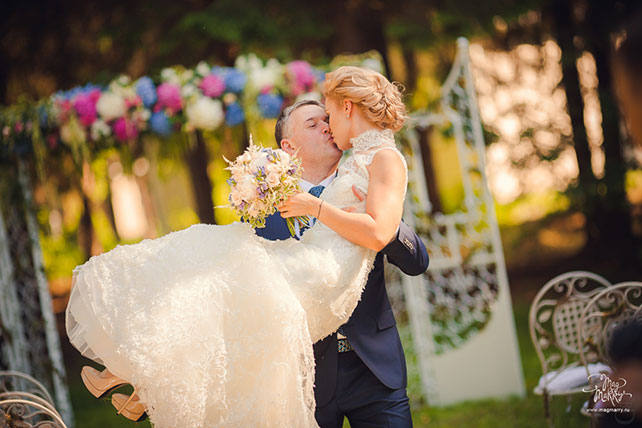 Алиса в Стране Чудес, тематическая свадьба Ани и Андрея, церемония регистрации, жених держит невесту на руках